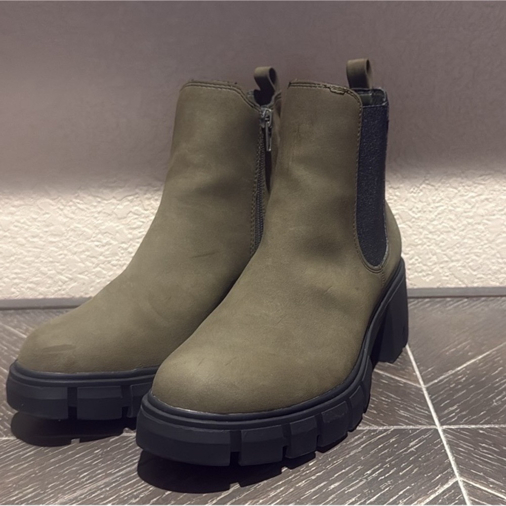 Madden Girl Olive Green Chunky Lug Sole Ankle Boots Size 7 Chelsea Platform